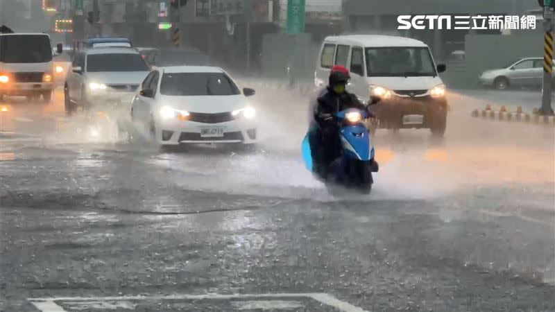 台南大雨狂炸，永大路三段跟自強路口，排水系統無法宣洩，用路人涉水而過。（圖／翻攝畫面）