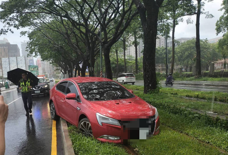 女子疑吃藥暈眩開車闖高雄輕軌軌道 黃姓女子16日中午開車行經高雄市左營區大順一路、 龍德新路前時，疑因出門前吃感冒藥導致暈眩恍神， 將車輛駛入輕軌軌道區內，1顆輪胎卡在輕軌緣石外 無法動彈。 （高雄市政府警察局捷運警察隊提供） 中央社記者張已亷傳真  113年6月16日 