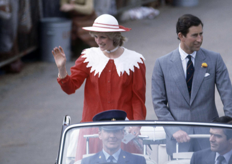 <p>El viaje de Diana a Australia en 1983 fue el gran quiebre en su estilo y ella se mostró empoderada y segura de sus decisiones. Este vestido rojo fue tapa de muchos portales.<br> Crédito: APImages </p>