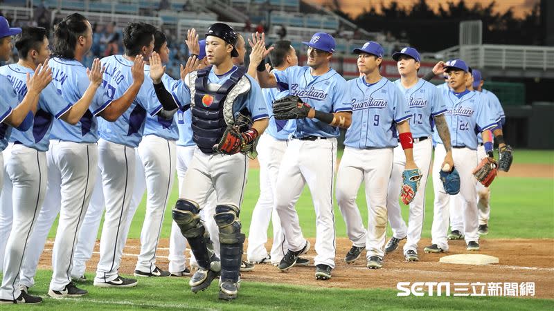 富邦悍將球員賽後慶祝勝利。（資料圖／記者劉彥池攝影）