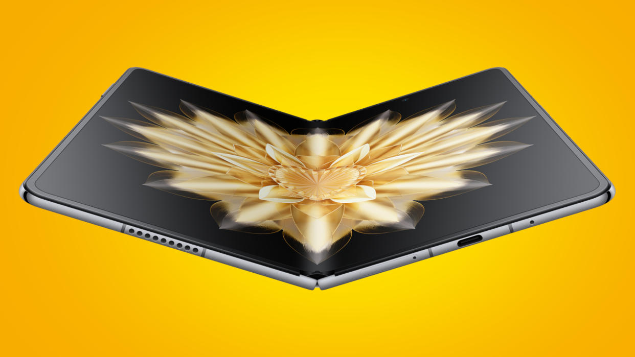  Honor Magic V2 on a yellow background. 