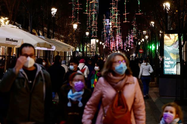 Un grupo de personas paseando bajo las luces de Navidad en Madrid. (Photo: JAVIER SORIANO via AFP via Getty Images)