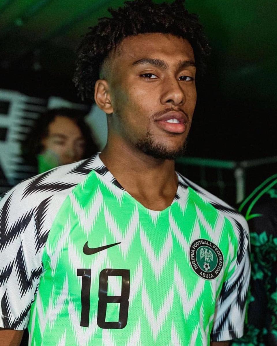 Alex Iwobi, del equipo de Nigeria, luciendo la camiseta oficial para Rusia 2018.<a href="https://www.instagram.com/ngsupereagles/?hl=en" rel="nofollow noopener" target="_blank" data-ylk="slk:Foto: Nigeria Super Eagles/Instagram;elm:context_link;itc:0;sec:content-canvas" class="link "> Foto: Nigeria Super Eagles/Instagram</a>