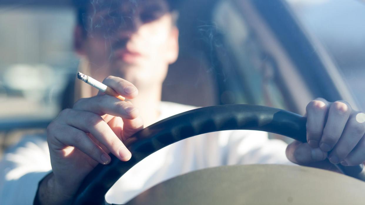 smoking-in-car