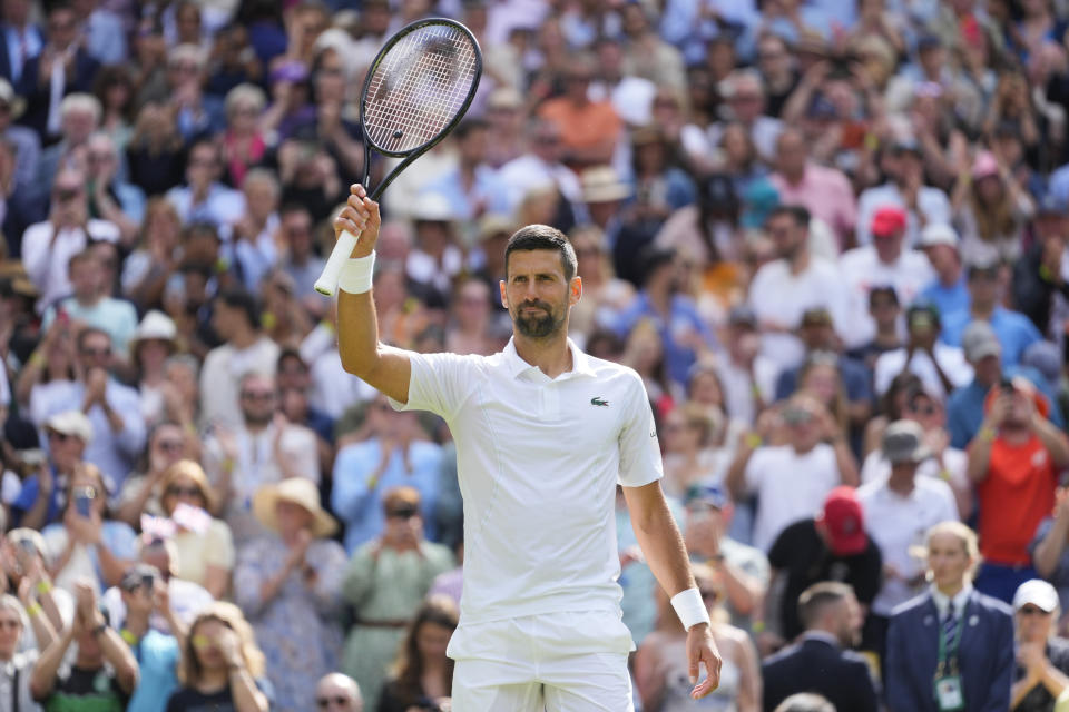 El serbio Novak Djokovic saluda tras vencer al británico Jacob Fearnley en la segunda ronda de Wimbledon el jueves 4 de julio del 2024. (AP Foto/Kirsty Wigglesworth)