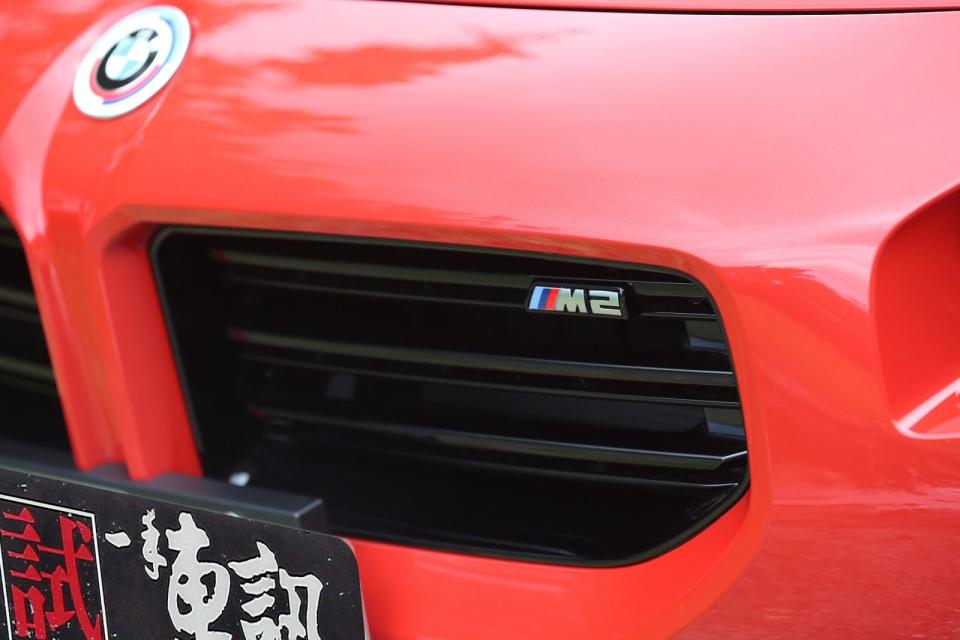 無邊框雙腎型水箱護罩遵循新世代M車款家族風格，右上角附有M2銘牌。