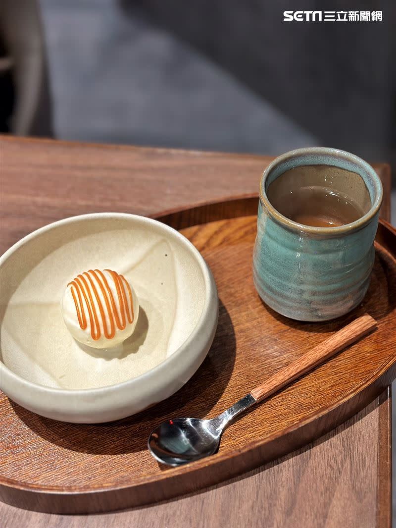 套餐尾端登場的主食「釜飯」，甜點則是北海道鮮乳冰淇淋淋上自製焦糖。（圖／記者劉沛妘攝影）