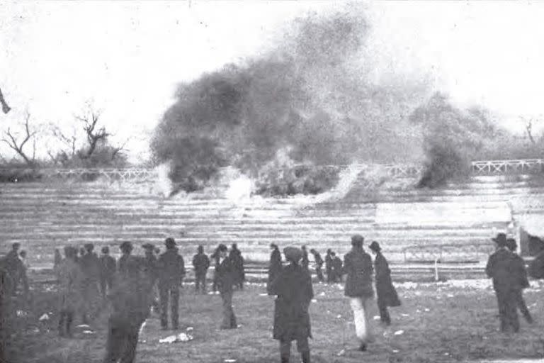 Las gradas de madera del viejo estadio de GEBA arden