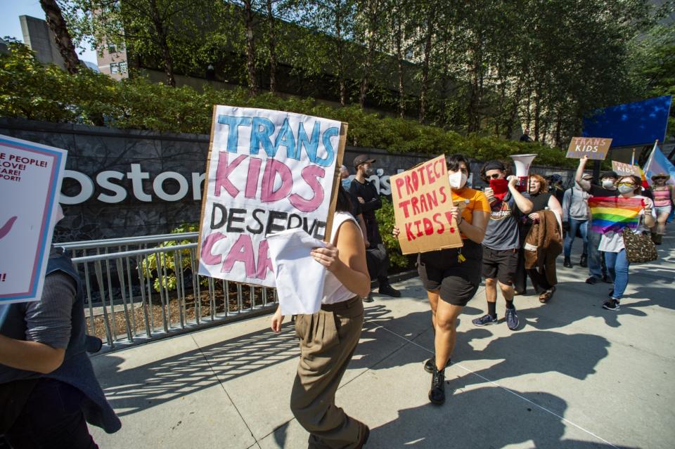 <span>Une manifestation en faveur des traitements pour les enfants transgenre à Boston le 18 septembre 2022</span><div><span>JOSEPH PREZIOSO</span><span>AFP</span></div>
