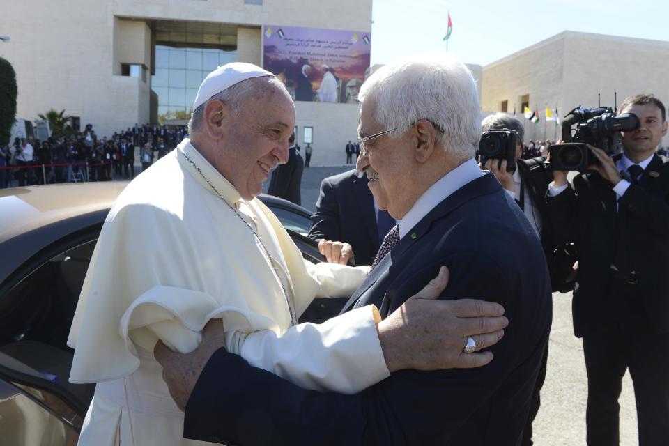 Palestinian president Mahmoud Abbas welcomes Pope Francis upon Francis' arrival to the West Bank town of Bethlehem