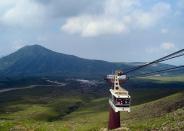 Cruzando el valle del Monte Aso, en Japón. En algunos puntos alcanza una altura de 858 metros. Wikimedia.Commons