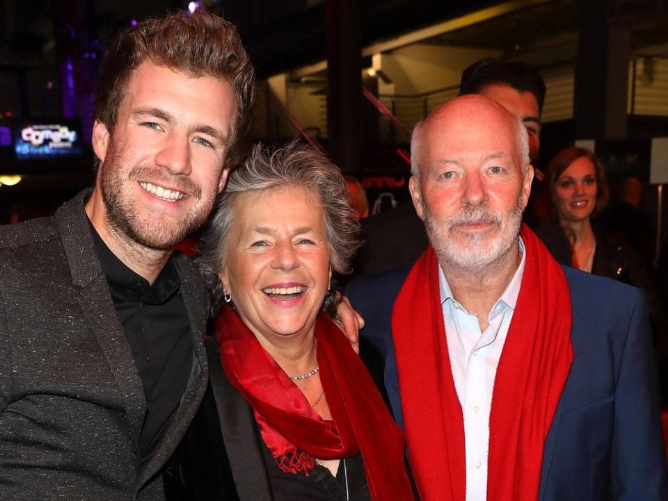 Luke Mockridge (li.) mit seiner Mutter und Vater Bill Mockridge. (Bild: imago images/APress)