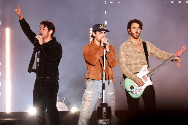 Jonas Brothers Bring Crowd to Tears By Dedicating Song to Fan's Late Child  - Parade