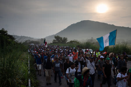 Miles de migrantes de Centroamérica que van en caravana hacia Estados Unidos caminan hacia San Pedro Tapanatepec en México, 27 de octubre, 2018. REUTERS/Adrees Latif