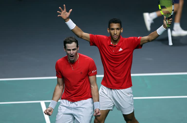 Vasek Pospisil y Auger-Aliassime festejan el punto de dobles ganado frente a Italia que llevó a Canadá a la final de la Copa Davis en Málaga.