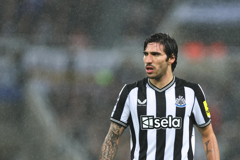 NEWCASTLE UPON TYNE, ENGLAND - OCTOBER 25:  Sandro Tonali of Newcastle United during the UEFA Champions League match between Newcastle United FC and Borussia Dortmund at St. James Park on October 25, 2023 in Newcastle upon Tyne, England. (Photo by Robbie Jay Barratt - AMA/Getty Images)