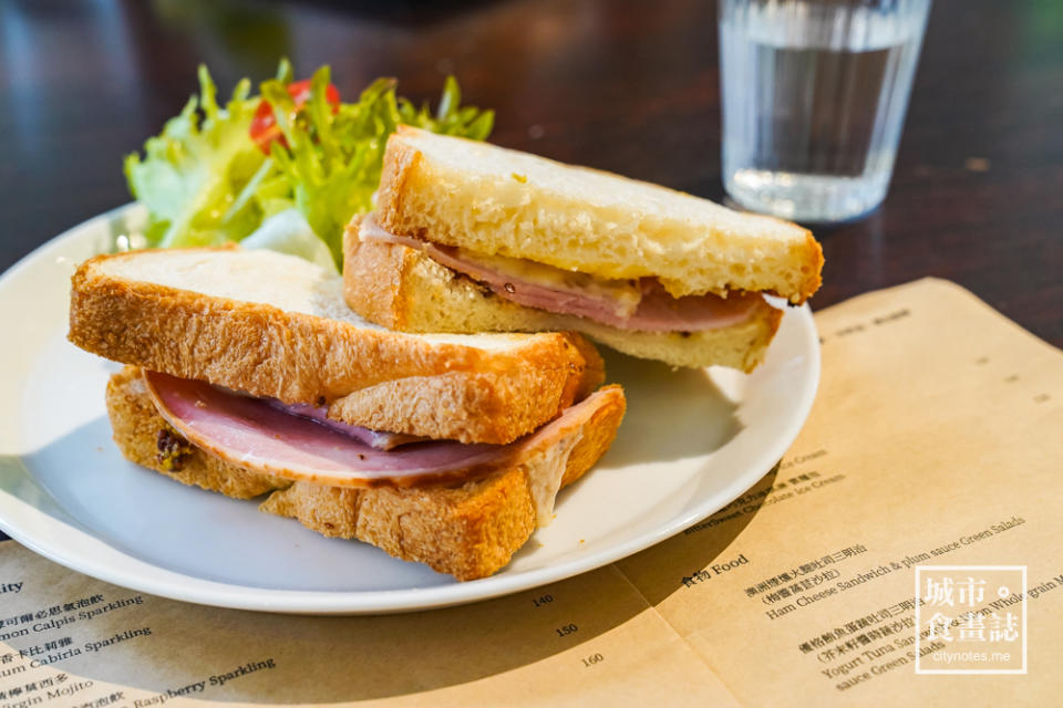 澳洲煙燻火腿吐司三明治  NT$160 （梅醬萵苣沙拉） Ham Cheese Sandwich & plum sauce Green Dalads 