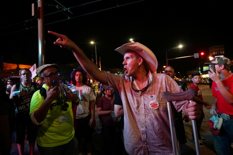 <p>Pro-Trump supporters face off with peace activists during protests outside a Donald Trump campaign rally in Phoenix, Arizona, U.S. August 22, 2017. (Sandy Huffaker/Reuters) </p>