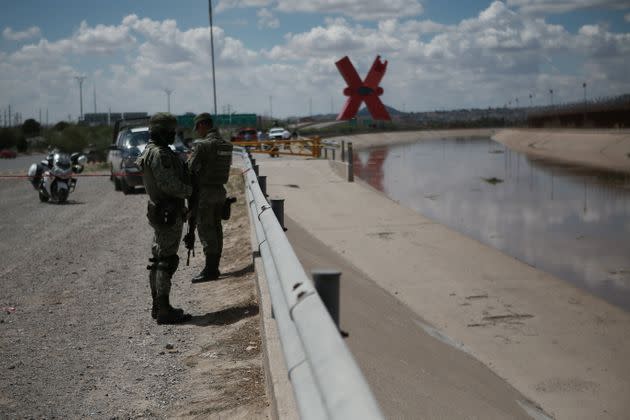 Police officers and soldiers after a 5-year-old girl died in the Rio Grande while trying to cross the border in Ciudad Juarez, Mexico on August 22, 2022. (Photo: Christian Torres/Anadolu Agency via Getty Images)