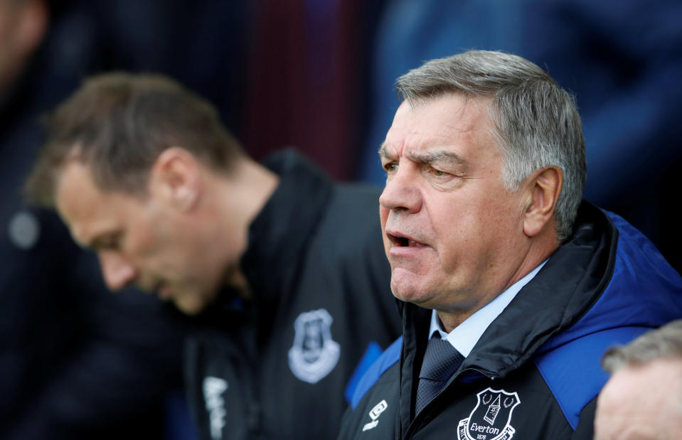 <p>Everton manager Sam Allardyce looks concerned </p>