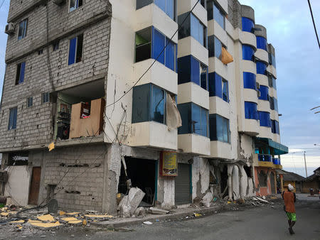 A man looks at a damaged building after a 5.8-magnitude earthquake shook Ecuador's Pacific coast early on Monday, in Atacames, Ecuador, December 19, 2016. REUTERS/Ricardo Landeta