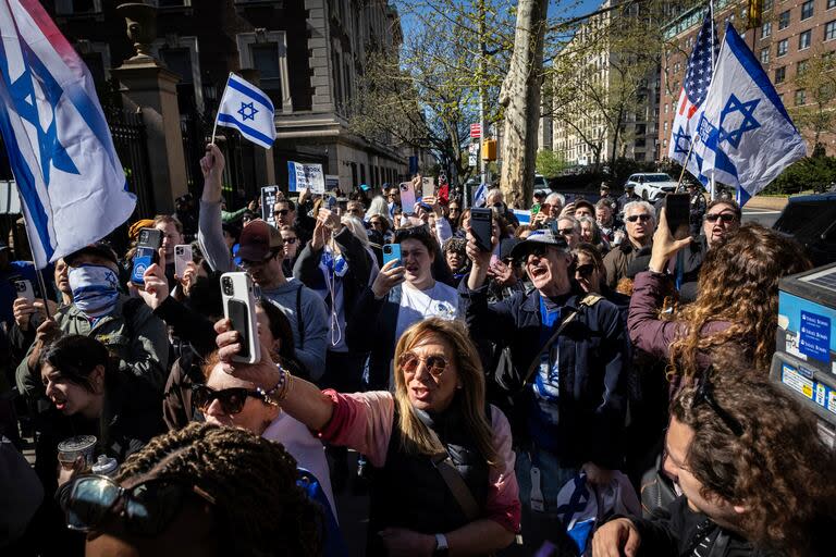 Manifestantes pro-israelíes cantan 