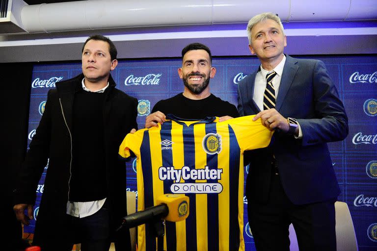 El ex manager Raúl Gordillo y el vicepresidente Ricardo Carloni, que lideró el club en los últimos meses de 2022, flanquean a Carlos Tevez, de breve paso como entrenador de Rosario Central; la actual CD envió documentos a un estudio de abogados para que analice si integrantes de la anterior gestión serán llevados a juicio