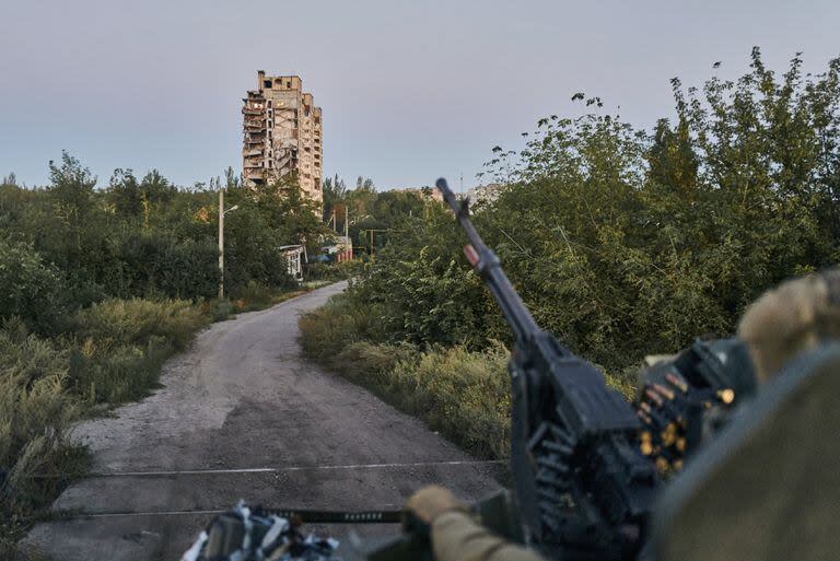 Un soldado ucraniano sentado en su posición en Avdiivka, región de Donetsk, Ucrania, el 18 de agosto de 2023