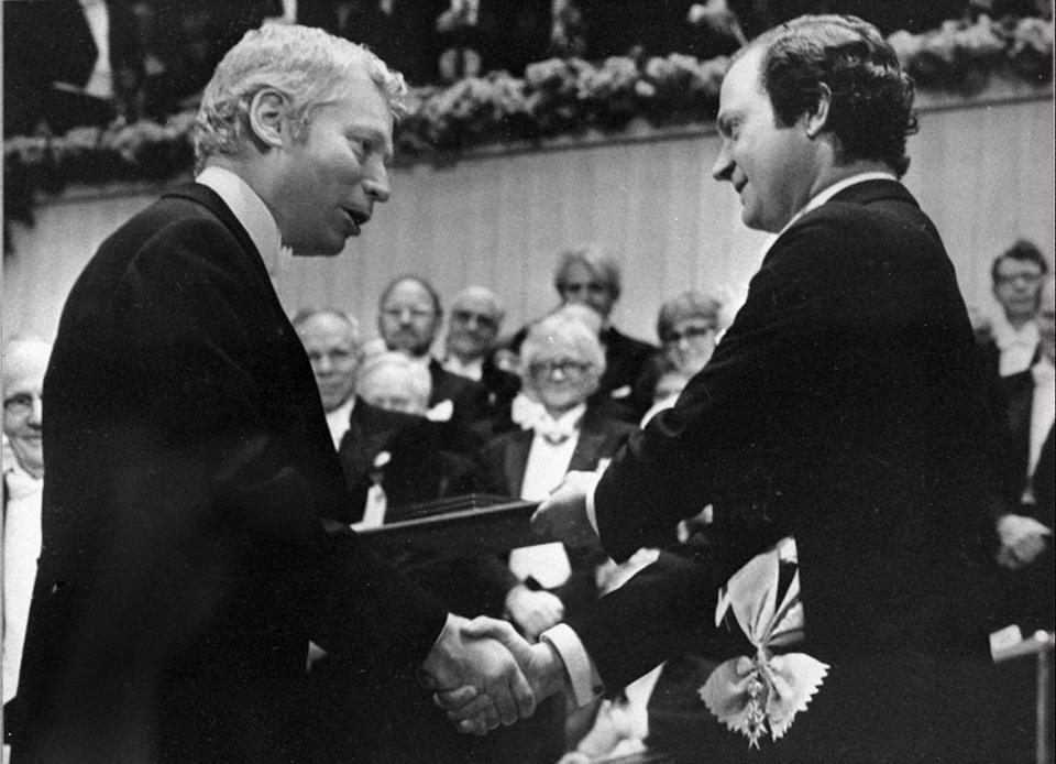Weinberg receives the Nobel Prize in Physics from King Carl Gustaf of Sweden in 1979 - AP