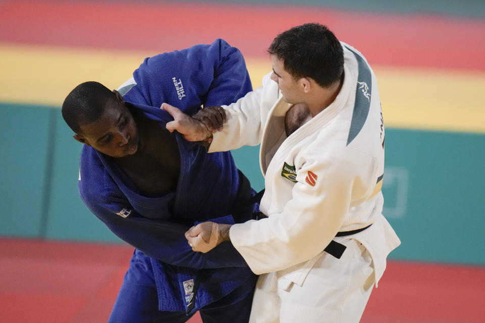 El cubano Iván Silva (izquierda) y el brasileño Rafael Macedo compiten en la final de los 90 kg del judo de los Juegos Panamericanos en Santiago, Chile, el lunes 30 de octubre de 2023. (AP Foto/Eduardo Verdugo)