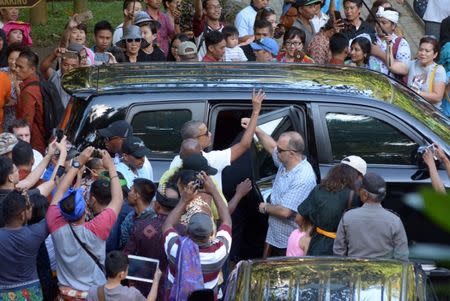 Former United States President Barack Obama waves during a visit to Tirta Empul Temple while on holiday with his family in Gianyar, Bali, Indonesia June 27, 2017 in this photo taken by Antara Foto. Antara Foto/Wira Suryantala/ via REUTERS