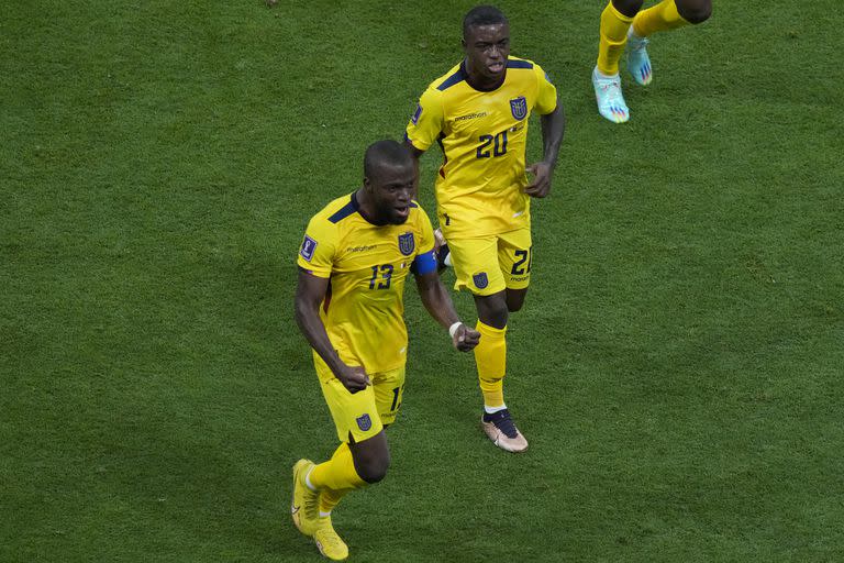 El jugador ecuatoriano Enner Valencia festeja su segundo gol contra Qatar