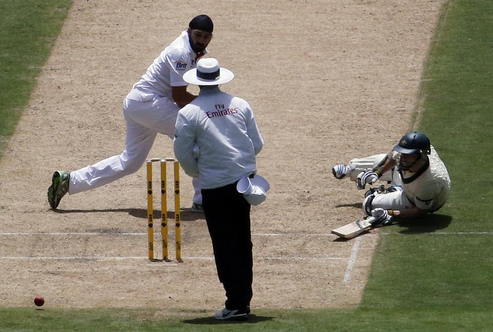 Australia's Chris Rogers (R) dives to make his ground as England's Monty Panesar (L) fails to stop the ball during the first day's play in the second Ashes test cricket match at the Adelaide Oval December 5, 2013.