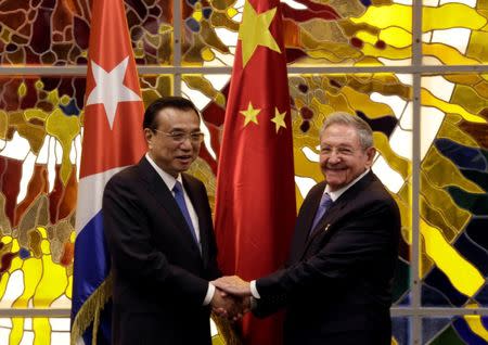 Cuba's President Raul Castro (R) shakes hands with Chinese Premier Li Keqiang during their meeting at Havana's Revolution Palace, Cuba September 24, 2016. REUTERS/Enrique de la Osa