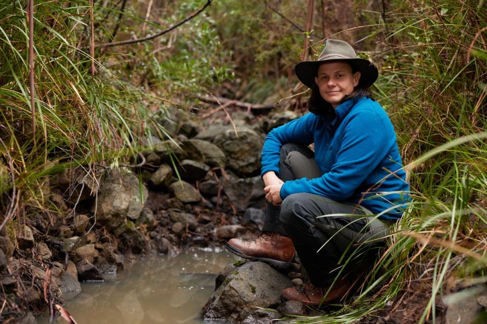 Alone contestant Kate, 41, has practiced bushcraft since she was a little girl, building shelters, finding water, making spears, weaving baskets and lighting fires. Source: SBS