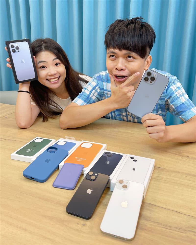 蔡阿嘎開箱 iPhone 13 。（圖／翻攝自蔡阿嘎臉書）