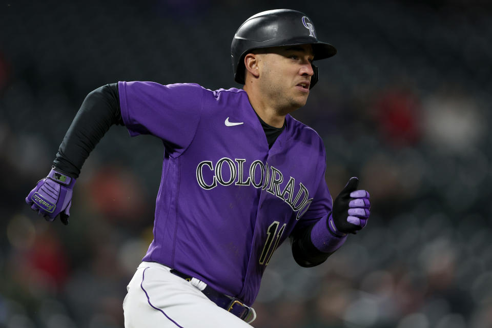 DENVER, COLORADO - 4 DE MAYO: José Iglesias #11 de los Rockies de Colorado corre la línea de base después de batear un doble productor de dos contra los Nacionales de Washington en la cuarta entrada en el Coors Field el 4 de mayo de 2022 en Denver, Colorado.  (Foto de Matthew Stockman/Getty Images)