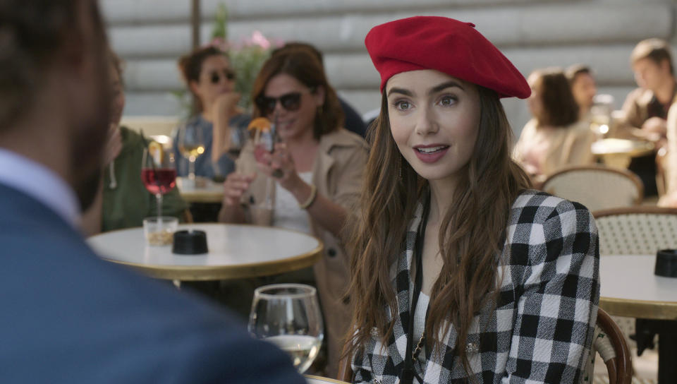 En esta imagen difundida por Netflix, Lily Collins en una escena de la serie "Emily in Paris". (Netflix via AP)