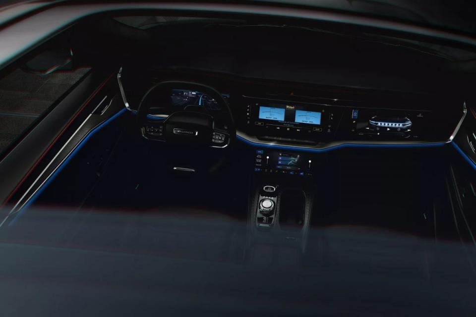 Jeep公布全新電動車Wagoneer S的內裝佈局，儀表台上擁有四個螢幕，並且取消所有實體按鍵，這是該品牌第一輛這麼做的車輛。