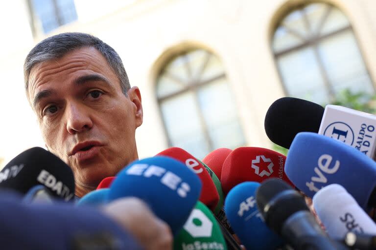 El primer ministro español, Pedro Sánchez, habla con la prensa después de emitir su voto para las elecciones al Parlamento Europeo, frente a un colegio electoral en Madrid, el 9 de junio de 2024.