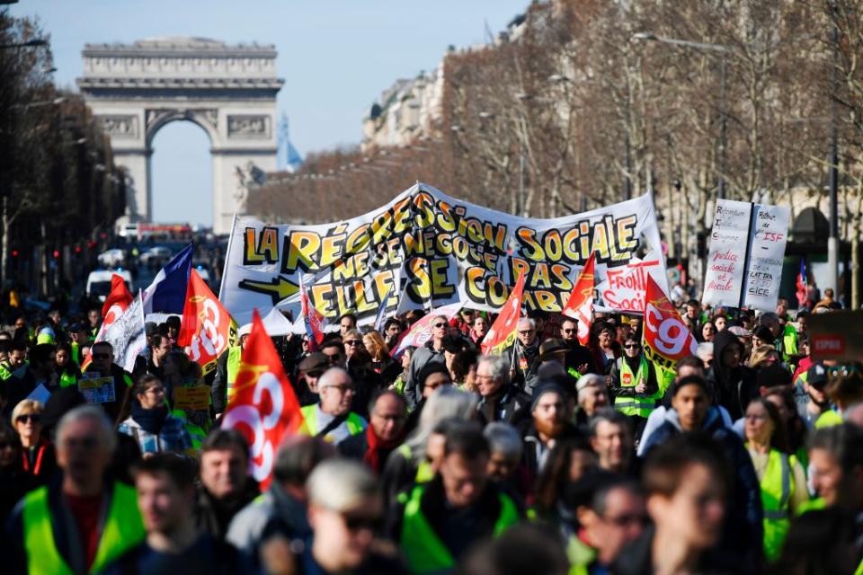 <p>Alors que les premiers manifestants étaient arrivés vers 11h sur les Champs Elysées, un cortège d’environ 300 manifestants s’est élancé vers 13h en direction du Champ-de-Mars. Les traditionnelles banderoles appelant à la mise en place d’un référendum d’initiative citoyenne (RIC) ou dénonçant les “mutilations de civils” par les forces de l’ordre étaient de sortie.<br>(Crédit : Getty Images) </p>