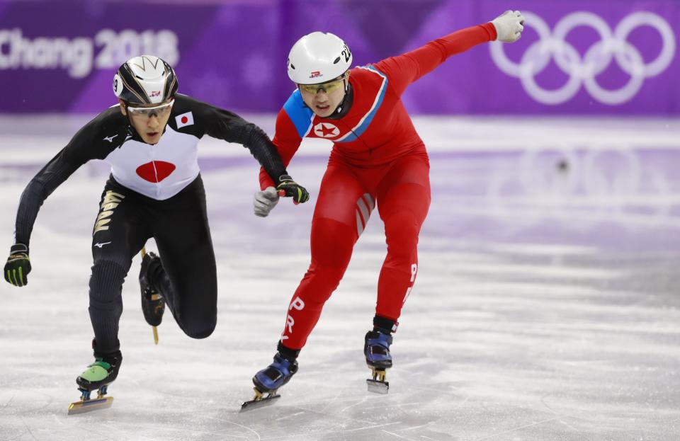 Gangneung (Korea, Republic Of), 20/02/2018.- Kwang Bom Jong of North Korea (R) races and crosses arms with Keita Watanabe of Japan (L) as they compete during the heats in the Men’s Short Track Speed Skating 500 m competition at the Gangneung Ice Arena during the PyeongChang 2018 Olympic Games, South Korea, 20 February 2018. (Corea del Sur, Japón) EFE/EPA/HOW HWEE YOUNG