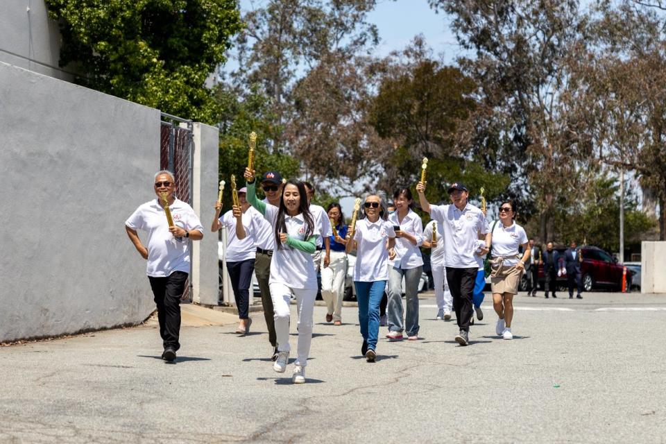 眾來賓手舉聖火圍繞僑教中心跑步一圈，傳遞自由、民主、和平的理念。（記者葛歆睿╱攝影）