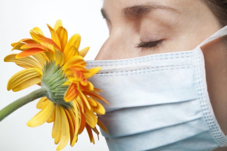 Para no sufrir las dificultades respiratorias o la congestión en la nariz es mejor intentar quedarse en casa los días de sol y viento. (Foto: Getty)