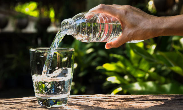 Los peligros del agua embotellada - Agua Sin Plástico