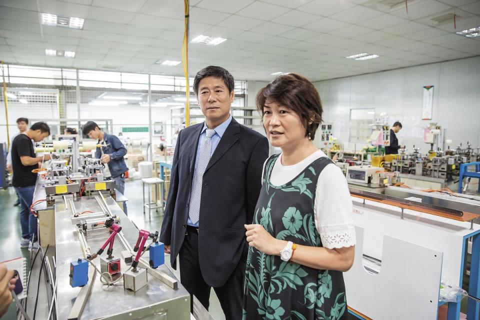傅青炫（右2）和老婆張東琴（右1）一起在鼎炫工作，一主外一主內，多年來默契搭配，張東琴負責EMI導電材料事業，擔任隆揚總經理。