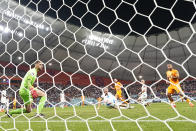 Daley Blind of the Netherlands, centre, scores his side's second goal during the World Cup round of 16 soccer match between the Netherlands and the United States, at the Khalifa International Stadium in Doha, Qatar, Saturday, Dec. 3, 2022. (AP Photo/Francisco Seco)