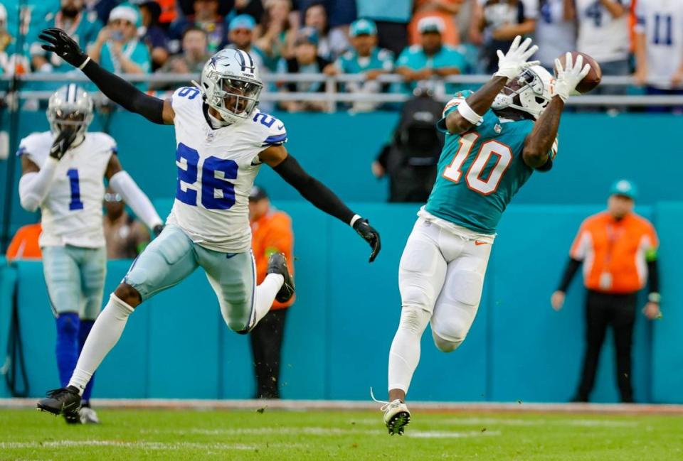 El wide receiver de los Dolphins Tyreek Hill (der.) no puede atrapar el ovoide ante la marca del cornerback de los Cowboys de Dallas DaRon Bland, en el partido celebrado el 24 de diciembre de 2023 en el Hard Rock Stadium en Miami Gardens, Florida.