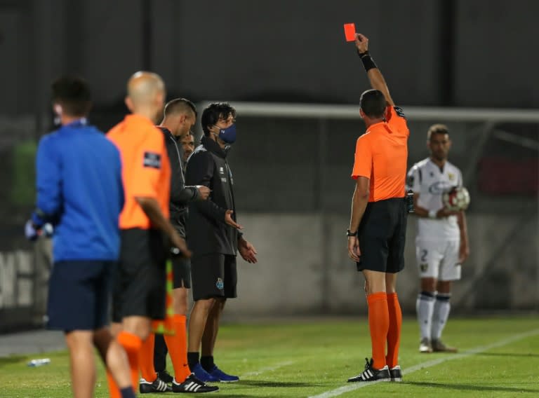 El entonces entrenador asistente del FC Oporto Vitor Bruno recibe la tarjeta roja durante un partido de la liga portuguesa de fútbol contra el FC Famalicao el 3 de junio de 2020 en Vila Nova de Famalicao (José Coelho)