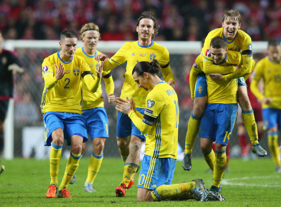 Schweden reist dank Zlatan Ibrahimovic zur EM, der im Playoff-Rückspiel gegen Dänemark zwei Tore erzielte.